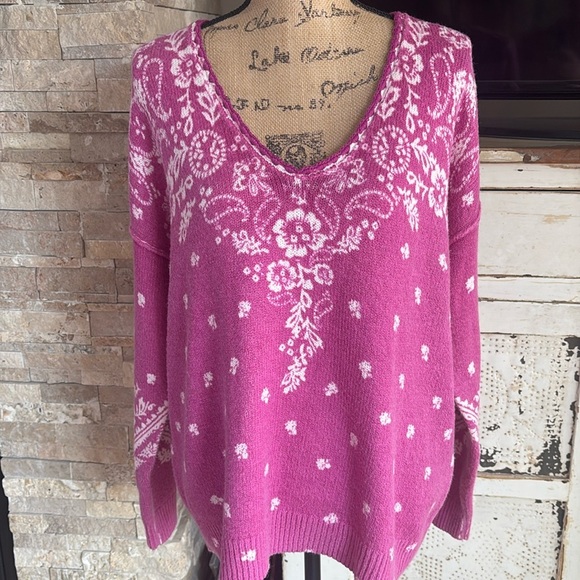 Sundance Sweaters - Sundance magenta purple V-neck long sleeve sweater w cream floral paisley detail